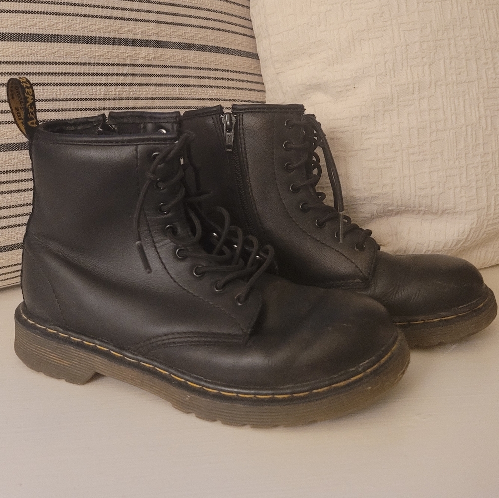 Dr. MARTENS Original size 7 lace AND side zip boots!!! EXCELLENT CONDITION!!